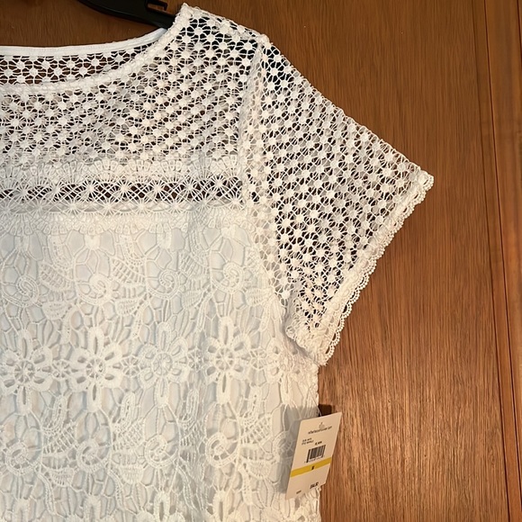 Ladies lined crisp white lace top. - Picture 2 of 10